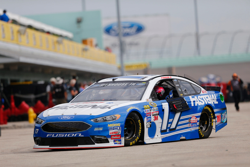 Stenhouse Jr. Finishes 30th in Season Finale After Late-Race Accident